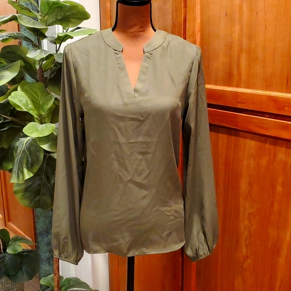 Green top - Picture 1 of 4